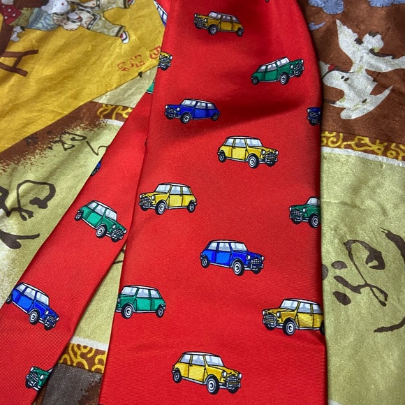 Hemley red tie car pattern 100% silk - Picture 4 of 5